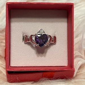 Friendship ring with a beautiful Purple Heart Stone. Size 6